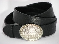 Lady belts - Lady fashion belts - 15005941 / 40, nikelj saten Modni ženski usnjeni pasovi so iz govejega usnja debeline 3,5 – 4 mm, serija 110000. Ženski usnjeni pasovi imajo izredne lastnosti glede trajnosti in trpežnosti. Usnjeni pasovi imajo zaponko na usnjenem jezièku z vijakom pritrjeno na usnjen ženski pas kar vam omogoèa enostavno krajšanje.